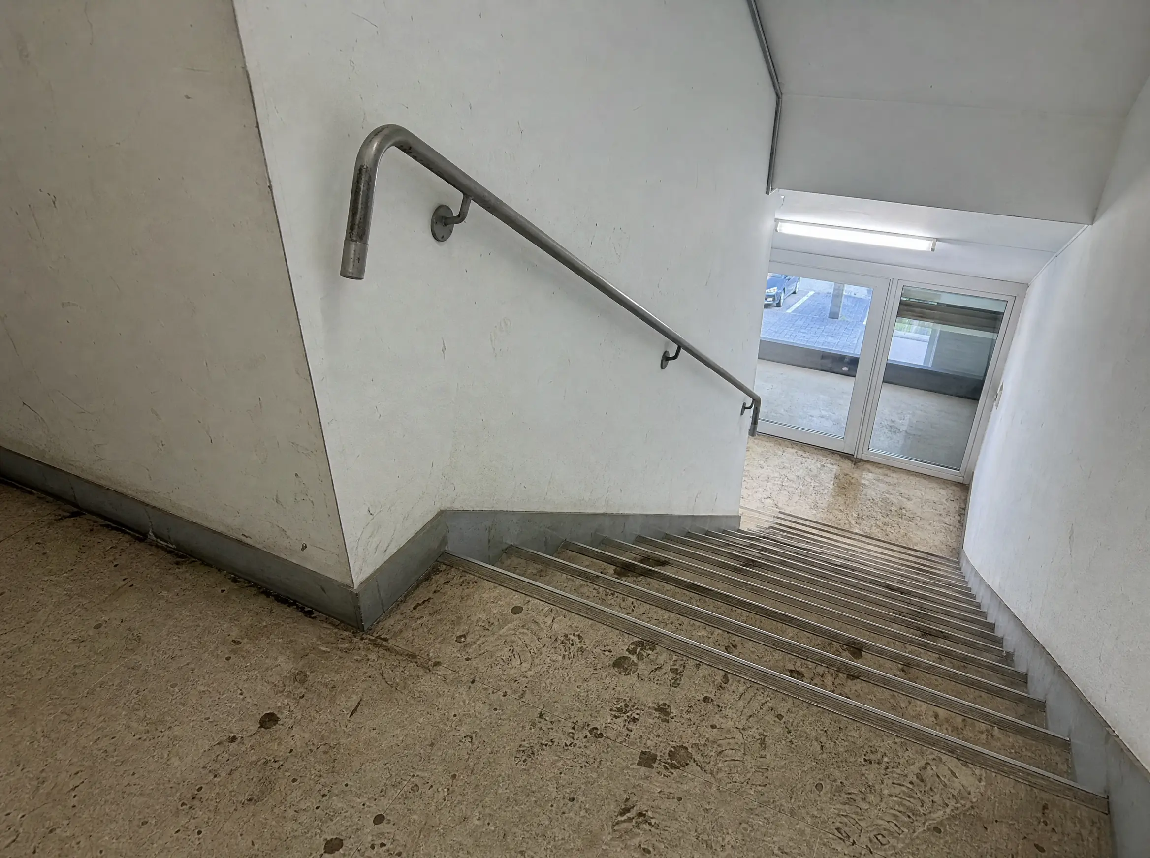 Vorher: Treppenhaus 4 Etagen